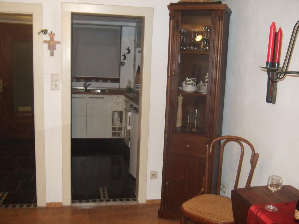 Вилла Kleines Winzerhauschen Бремм Номер фото